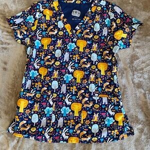 TRU Uniform Super Soft Forest Animal Print Scrub Top with Pockets Size XS